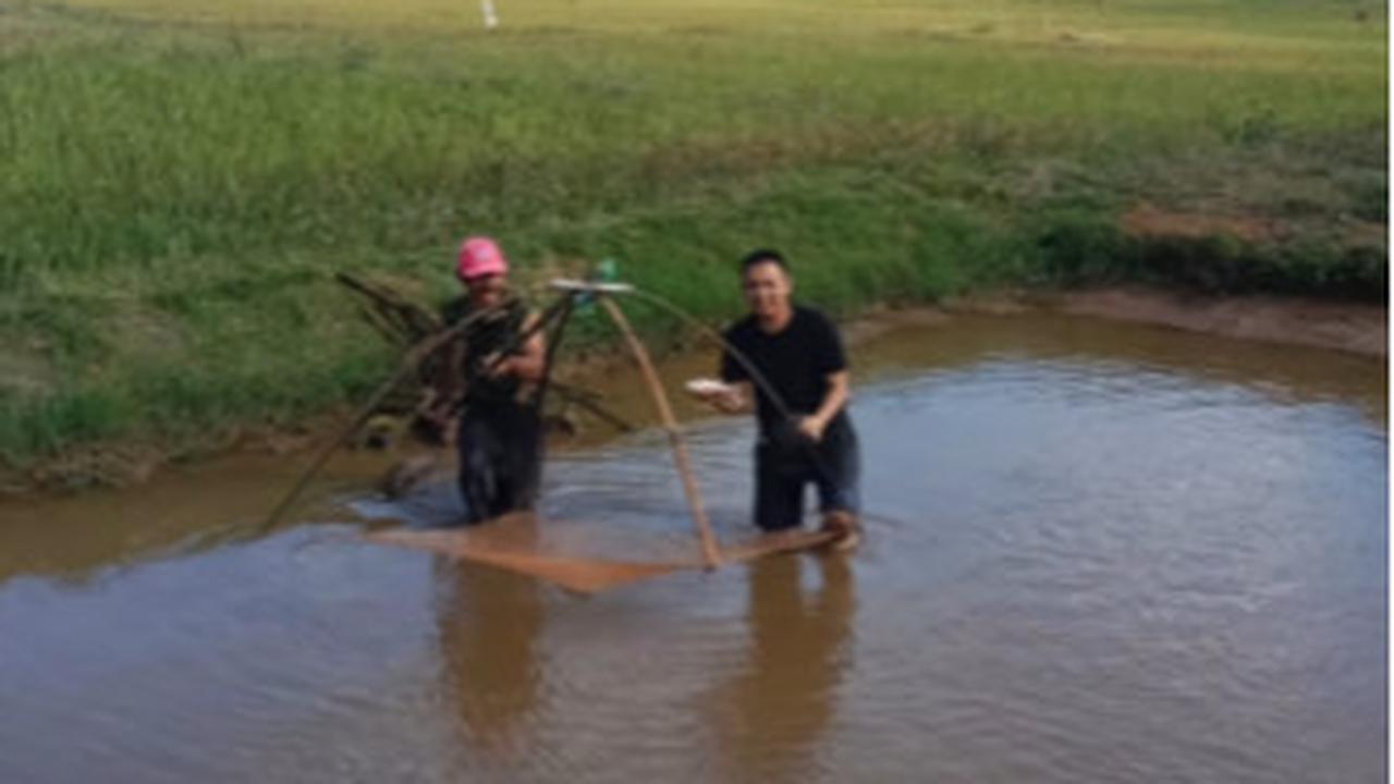 Masa kecil Rendi terbilang penuh keprihatinan. Bahkan ia pernah diusir dari kontrakan karena telat membayar.