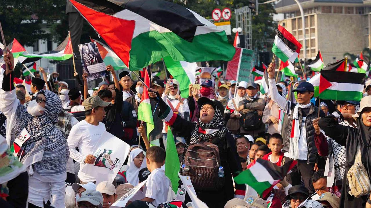 FOTO: Indonesia Melawan Genosida: Ribuan Pengunjuk Rasa Serukan Keadilan untuk Palestina