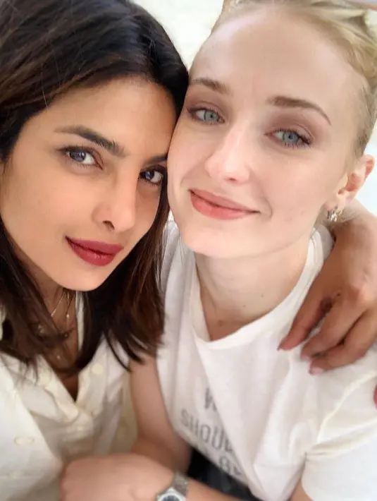 Serasinya mereka Sophie dan Priyanka memakai baju putih. Aktris India terkenal, Priyanka Chopra menikah dengan vokalis dan gitaris Nick Jonas pada 1 Desember 2019 di Istana Umaid Bhawan, India. (Liputan6.com/IG/@priyankachopra)