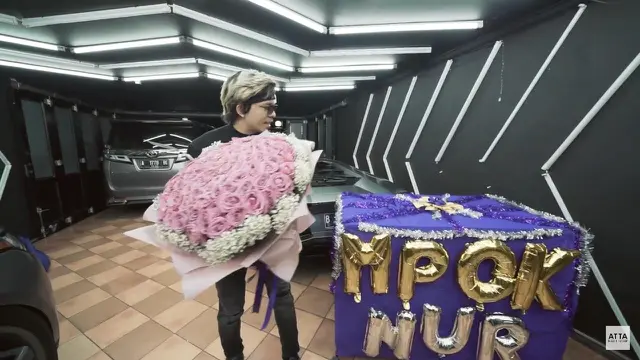 Potret Atta Halilintar beri kejutan untuk Aurel Hermansyah