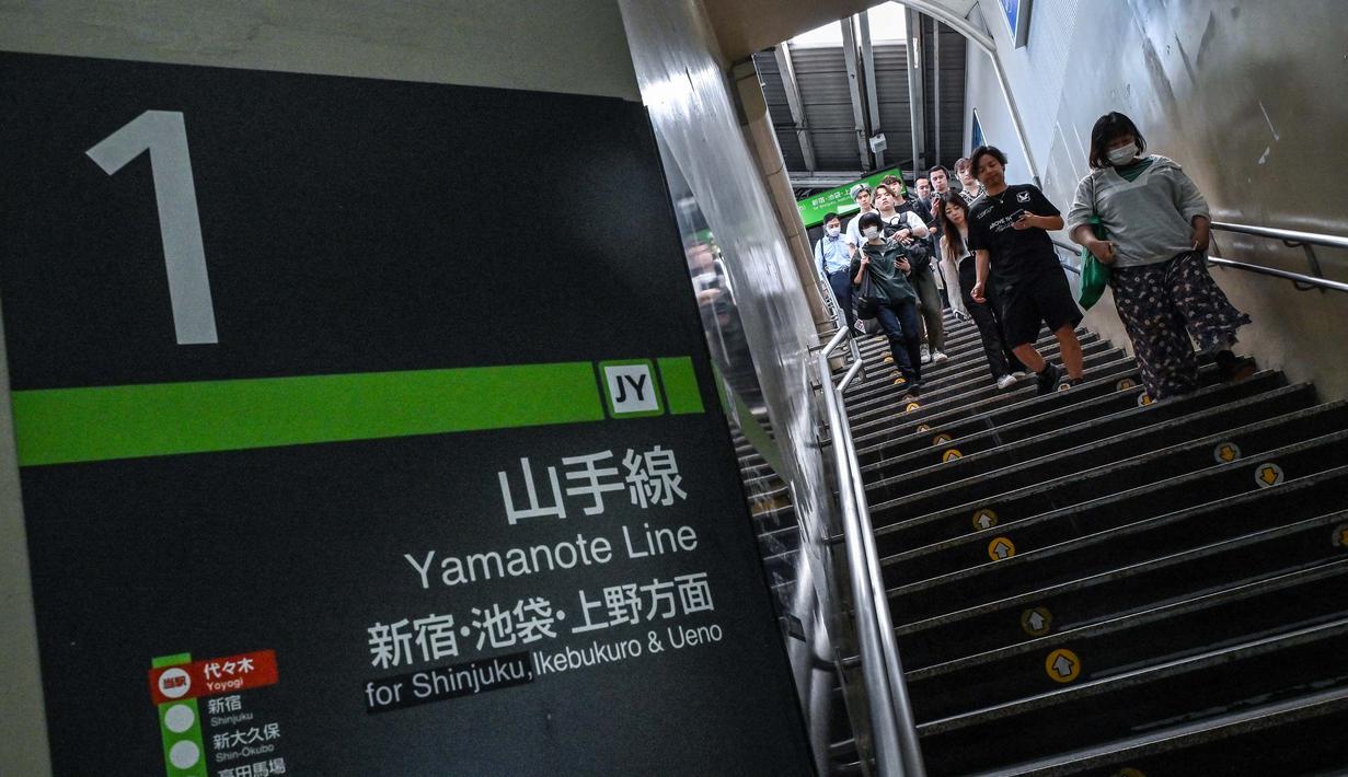 Yamanote Line merupakan jalur kereta tersibuk, terpenting, dan paling terkenal di Tokyo. Foto yang diambil pada tanggal 12 Juni 2024 ini menunjukkan orang-orang yang berjalan menuruni tangga setelah tiba di stasiun Yoyogi, salah satu dari 30 stasiun di sepanjang Jalur JR Yamanote di Tokyo. (Richard A. Brooks/AFP)