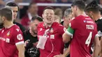 Pemain Wrexham, Paul Mullin dengan menggunakan alat bantu pernapasan dibantu sejumlah tim medis meninggalkan lapangan pertandingan setelah mengalami insiden dengan kiper Manchester United, Nathan Bishop pada laga uji coba pramusim di Snapdragon Stadium, San Diego, California, Rabu (25/07/2023) WIB. (AP Photo/Gregory Bull)