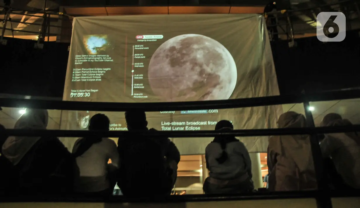 Warga menyaksikan fenomena gerhana bulan total atau Bloodmoon di Taman Ismail Marzuki, Jakarta Pusat, Selasa (8/11/2022). Gerhana Bulan total 8 November ini akan menjadi yang terakhir selama tiga tahun, karena gerhana Bulan total berikutnya terjadi pada 14 Maret 2025. (merdeka.com/Iqbal S Nugroho)