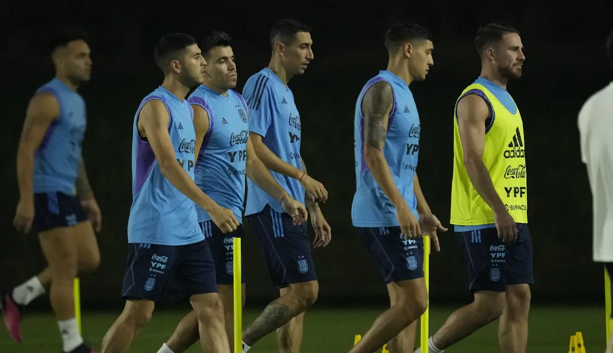Para pemain mengikuti latihan resmi tim nasional (timnas) menjelang pertandingan perempat final Piala Dunia 2022 di stadion Universitas Qatar, di Doha,  Selasa (6/12/2022). Pada perempat final, Timnas Argentina akan melawan tim favorit juara lainnya di Piala Dunia 2022, Belanda. (AP Photo/Jorge Saenz)