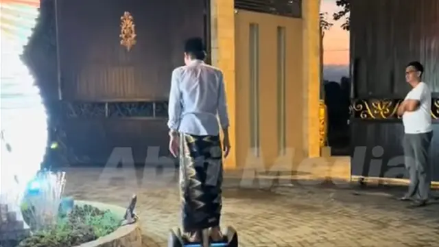 Gus Iqdam naik hoverbard (SS: YT ABRI Media)