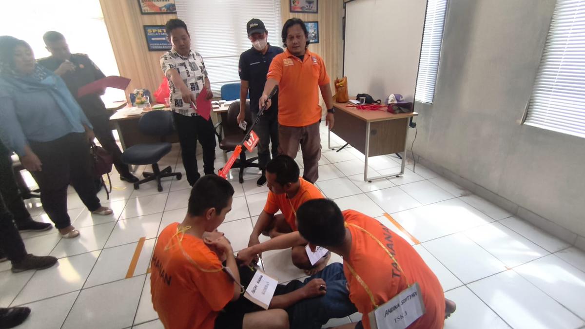 Selain Kawat Bendrat, Tiga Tersangka Pembunuhan di Depok Aniaya Korban Pakai Gelas hingga Gitar