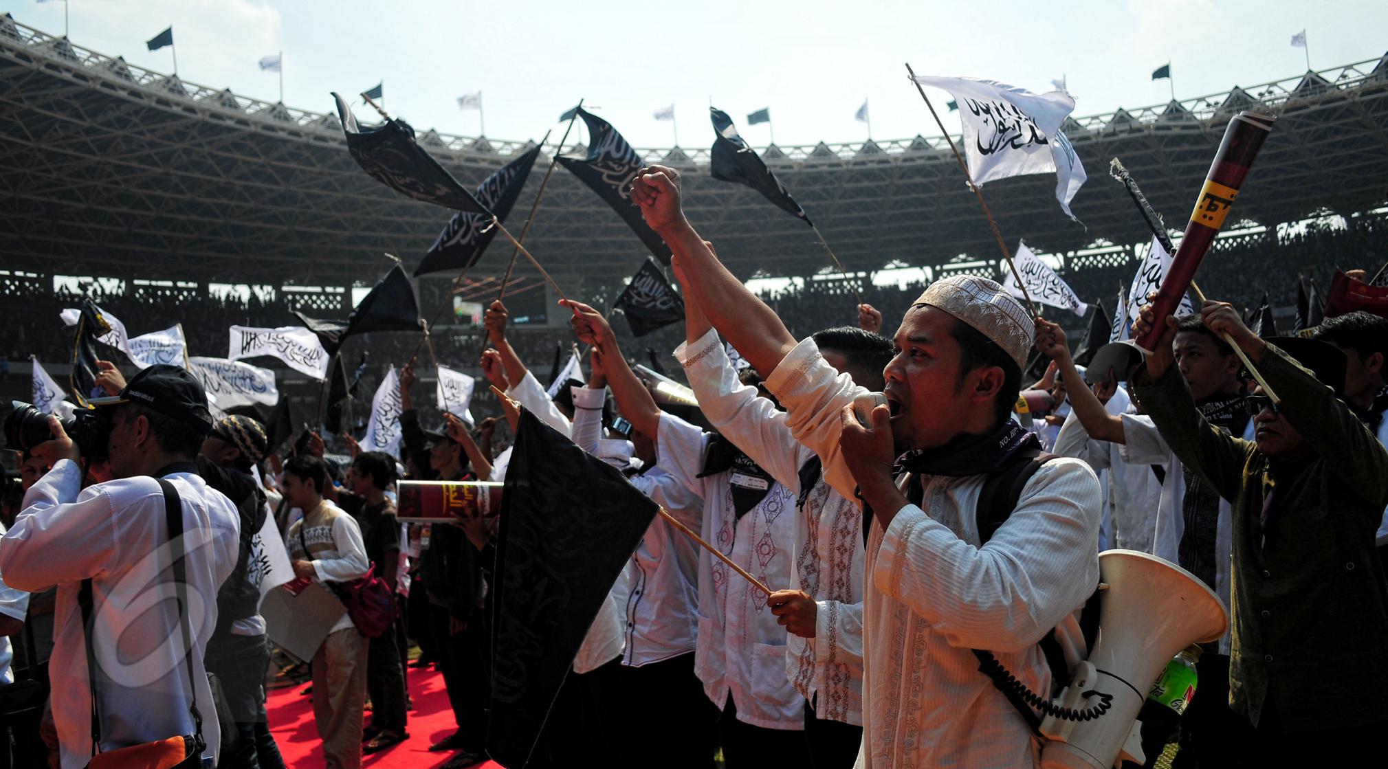 Jamaah Islam Hizbut Tahrir Indonesia (HTI) mengumandangkan yel-yel saat Rapat dan Pawai Akbar (RPA) 2015 bertema 