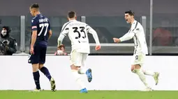 Penyerang Juventus, Alvaro Morata (kanan) berselebrasi usai mencetak gol ketiga timnya ke gawang Lazio pada pertandingan Liga Serie A Italia di Stadion Allianz Turin, Italia, Minggu (7/3/2021). Morata mencetak dua gol dan mengantar Juventus menang atas Lazio 3-1. (Tano Pecoraro/LaPresse via AP)