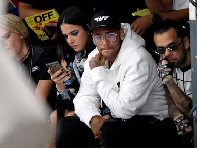 Pemain Paris Saint-Germain, Neymar dan Dani Alves menghadiri acara peragaan busana Off-White Spring-Summer 2019 Ready-to-Wear selama Paris Fashion Week, Prancis (27/9). Neymar dan Dani Alves tampil modis di acara tersebut. (AFP Photo/Francois Guillot)