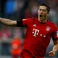 Striker Bayern Munchen, Robert Lewandowski, merayakan gol yang dicetaknya ke gawang Wolfsburg di laga Bundesliga di Munchen, Jerman, Selasa (22/9/2015). (Reuters/Michael Dalder)