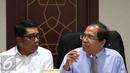 Menko Kemaritiman, Rizal Ramli berbincang dengan Wali Kota Bandung Ridwan Kamil saat rapat di Jakarta, Selasa (24/11). Rapat membahas pembuatan tol dalam Kota Bandung untuk mengurangi kemacetan di kota tersebut. (Liputan6.com/Angga Yuniar)
