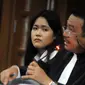 Terdakwa Jessica Wongso mendengarkan kuasa hukumnya memberikan ketarangan kepada hakim saat sidang lanjutan di Pengadilan Negeri Jakarta Pusat, Kamis (25/8). (Liputan6.com/Helmi Afandi)