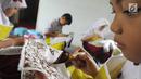 Murid kelas IV SDN Julang belajar membuat membatik di Batik Tradisiku di Kota Bogor, Jawa Barat (2/10). Kegiatan selama 3 hari ini diselenggarakan secara gratis dalam rangka memperingati Hari batik Nasional 2 Oktober. (Merdeka.com/Arie Basuki)