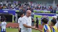 Pelatih Persib Bandung, Bojan Hodak, memimpin coaching clinic dalam rangkaian acara Persib Day Festival yang digelar di Stadion Gelora Bandung Lautan Api, Bandung, Minggu (26/4/2026). (Bola.com/Muhammad Faqih)