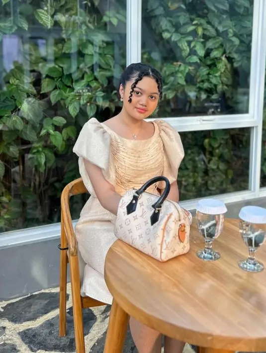 Perempuan yang memasuki usia 13 tahun ini juga tampil dengan membawa tas handbag dari Louis Vuitton. Diketahui tas tersebut seri Speedy Bandouliere 20 yang dibanderol Rp37 juta. [@anggi30_]