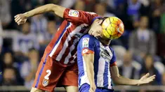Pemain Deportivo La Coruna Lucas Perez (kanan) berebut bola dengan Atletico Madrid Diego Godin pada lanjutan La Liga Spanyol di Stadion Riazor, Sabtu (30/10/2015) dini hari. Atletico bermain imbang 1-1. (REUTERS/Miguel Vidal)