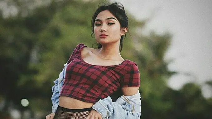 [Bintang] Punya Kulit Eksotis, Ini 5 Gaya Marion Jola Tunjukkan Body Goals