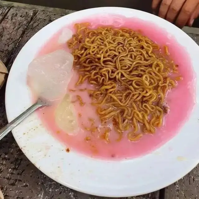 6 Potret Warna Kuah Mi Nyeleneh Ini Bikin Heran, Beda dari Biasanya