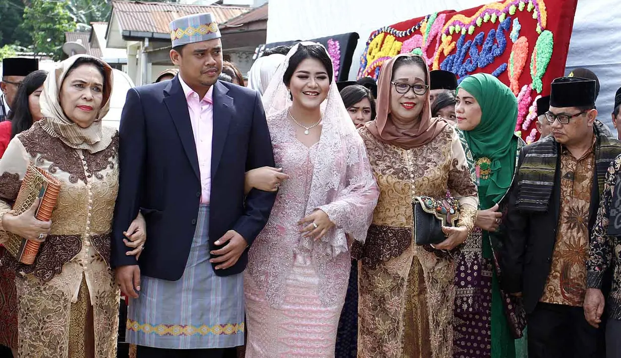 Rangkaian pernikahan Kahiyang Ayu dan Bobby Nasution belum usai. Setelah akad nikah dan pesta pernikahan pada 8 November 2017 lalu di Solo, Jawa Tengah, kali ini acara berlangsung di Medan, Sumatera Utara. (Deki Prayoga/Bintang.com)