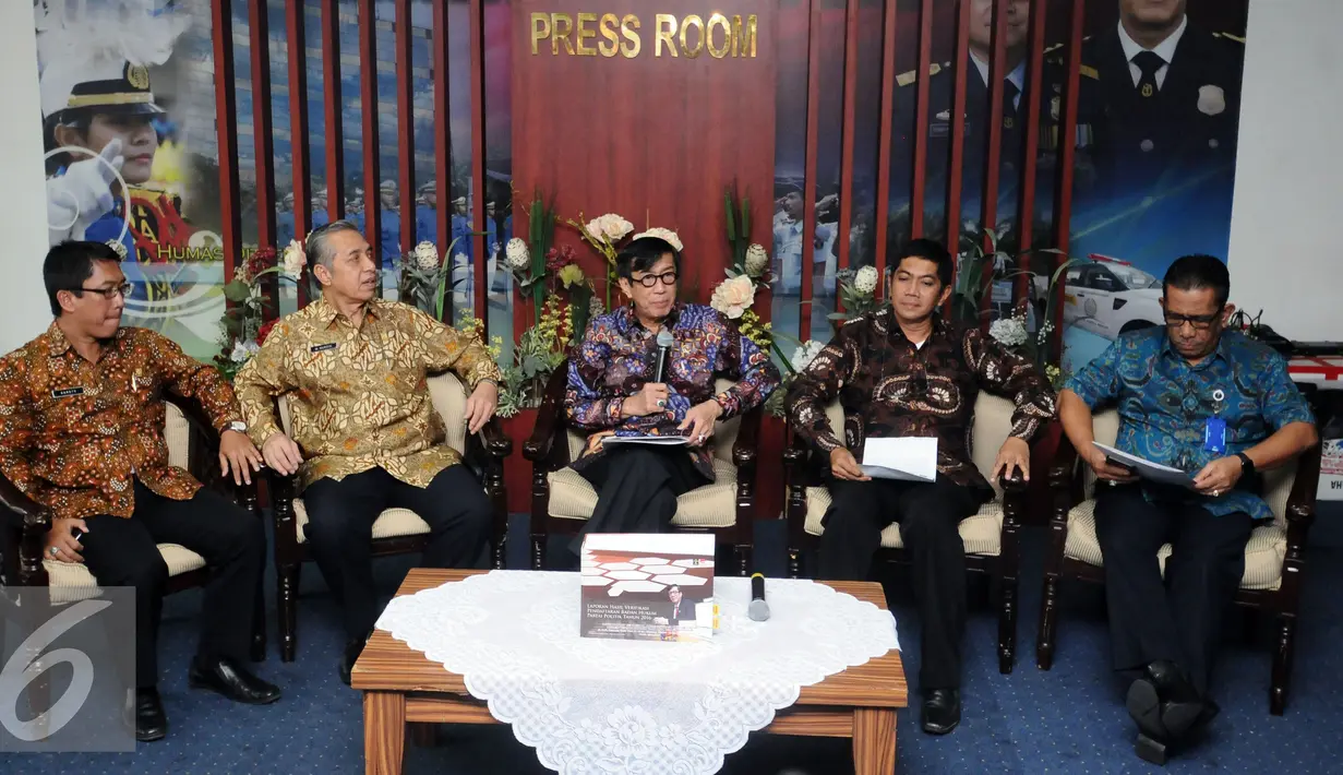 Menteri Hukum dan HAM Yasonna Laoly (tengah) saat menyampaikan keterangan terkait hasil verifikasi partai poltik untuk memperoleh status badan hukum di Jakarta, Jumat (7/10). PSI menjadi parpol yang lolos verifikasi. (Liputan6.com/Helmi Fithriansyah)