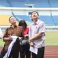 Tim ahli dan subkontraktor mengamati konstruksi Stadion Gedebage, Bandung, Rabu (10/6/2015). Penyidik Dirtipidkor Polri dan sejumlah tenaga ahli mengecek fisik stadion dalam kasus korupsi pembangunan Stadion Gedebage (Liputan6.com/Awan Harinto)