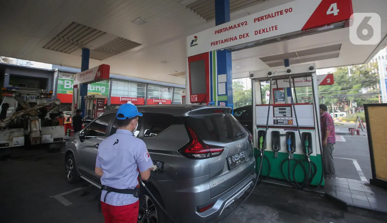 <p>Petugas melakukan pengisian bahan bakar pertalite di SPBU Pertamina Abdul Muis, Jakarta, Kamis (30/6/2022). PT Pertamina (Persero) melalui anak usahanya, PT Pertamina Patra Niaga, akan melakukan uji coba pembelian bahan bakar minyak (BBM) subsidi, Pertalite dan Solar, secara terbatas bagi pengguna yang sudah terdaftar pada sistem MyPertamina, mulai 1 Juli mendatang. (Liputan6.com/Faizal Fanani)</p>