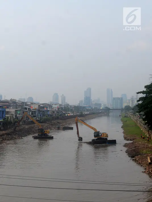 Aktivitas para pekerja saat mengeruk endapan material lumpur dari Kanal Banjir Barat di Kawasan Roxy, Jakarta, Sabtu (21/4). Selain mencegah pendangkalan, pengerukan juga dilakukan untuk mengantisipasi banjir. (Merdeka.com/Imam Buhori)