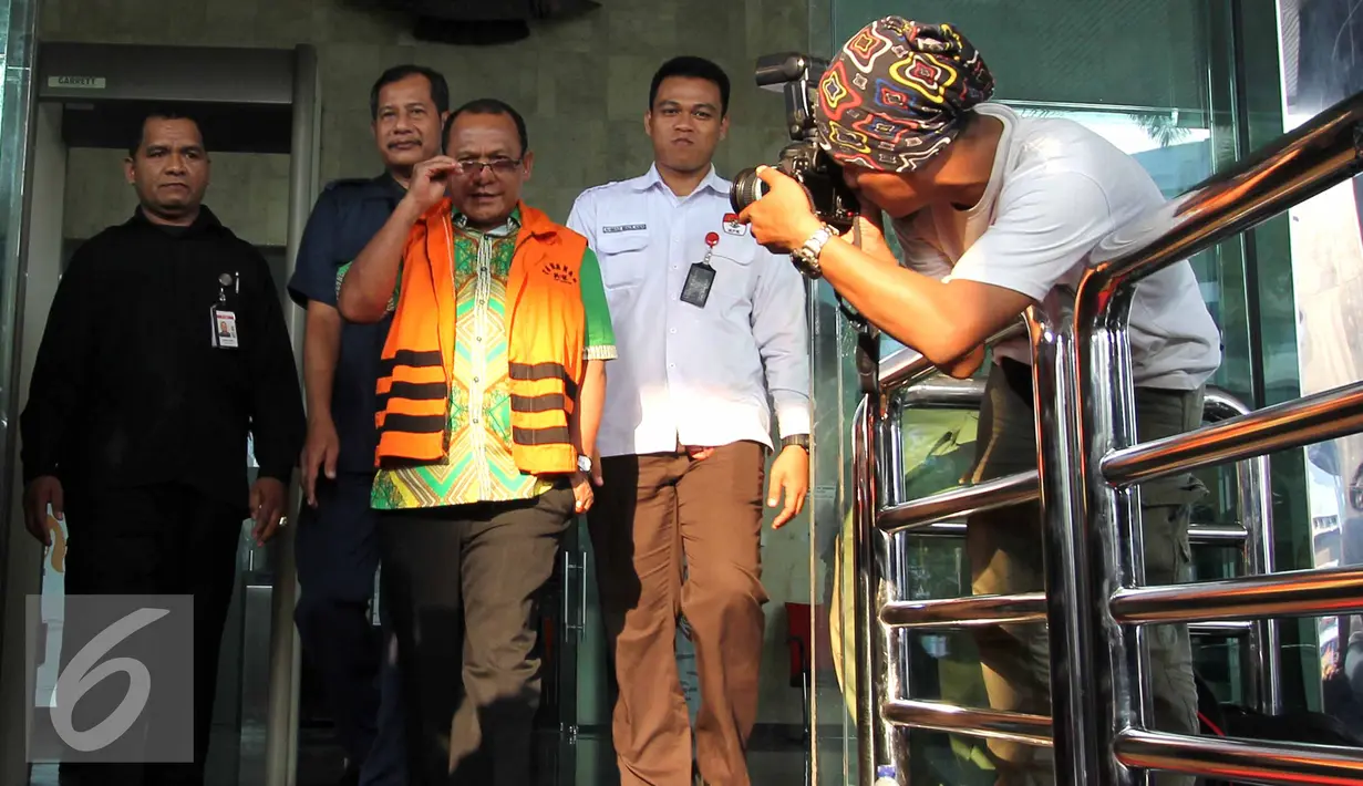 Rusli Sibua keluar dari Gedung KPK usai menjalani pemeriksaan, Jakarta, Rabu (22/7/2015). Bupati Morotai itu diperiksa sebagai tersangka kasus dugaan pemberian suap kepada mantan Ketua MK Akil Mochtar. (Liputan6.com/Helmi Afandi)