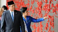 Presiden ke-6 RI Susilo Bambang Yudhoyono (SBY) bersama istri, Ani Yudhoyono melihat nama-nama korban perang Australia di Peringatan Perang Australia, Canberra, 9 Maret 2010. (Photo by TORSTEN BLACKWOOD/AFP)