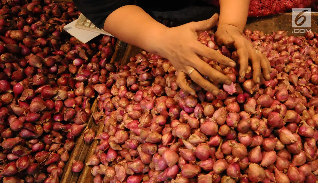 Pedagang memilah bawang merah di pasar induk Kramat Jati, Jakarta, Jumat (26/4/2019). Kementerian Perdagangan siap menjaga harga dan ketersediaan barang kebutuhan pokok menjelang Puasa dan Lebaran 2019. (Liputan6.com/Herman Zakharia)