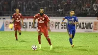 Bek Semen Padang, Cassio de Jessus (merah), pada pertandingan menjamu Persib, Sabtu (13/5/2017). (Bola.com/Arya Sikumbang)