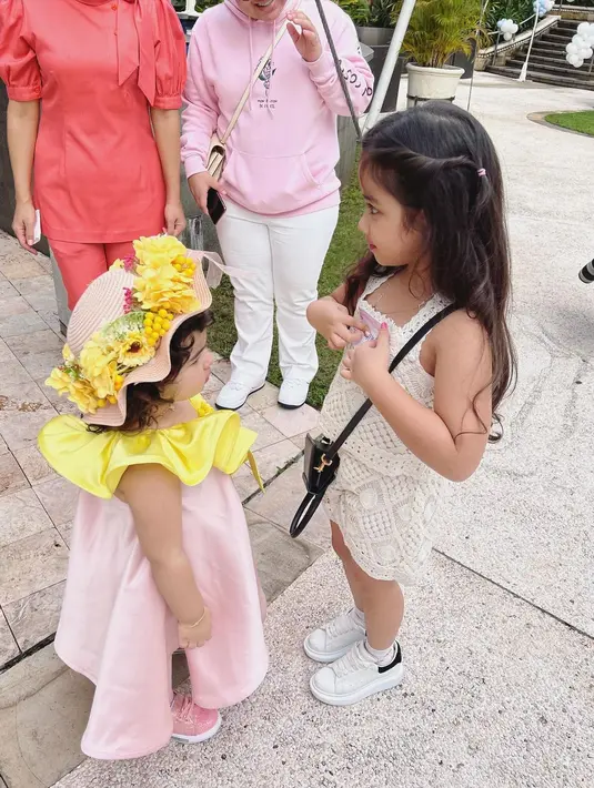 Gemasnya Lili saat berinteraksi dengan temannya. (Foto: Instagram/ tasyafarasya)