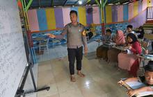 FOTO: Sosok Aiptu Agus Riyanto, Polisi Inspiratif Dirikan Sekolah Gratis untuk Anak-Anak Pemulung di Sudut Jakarta