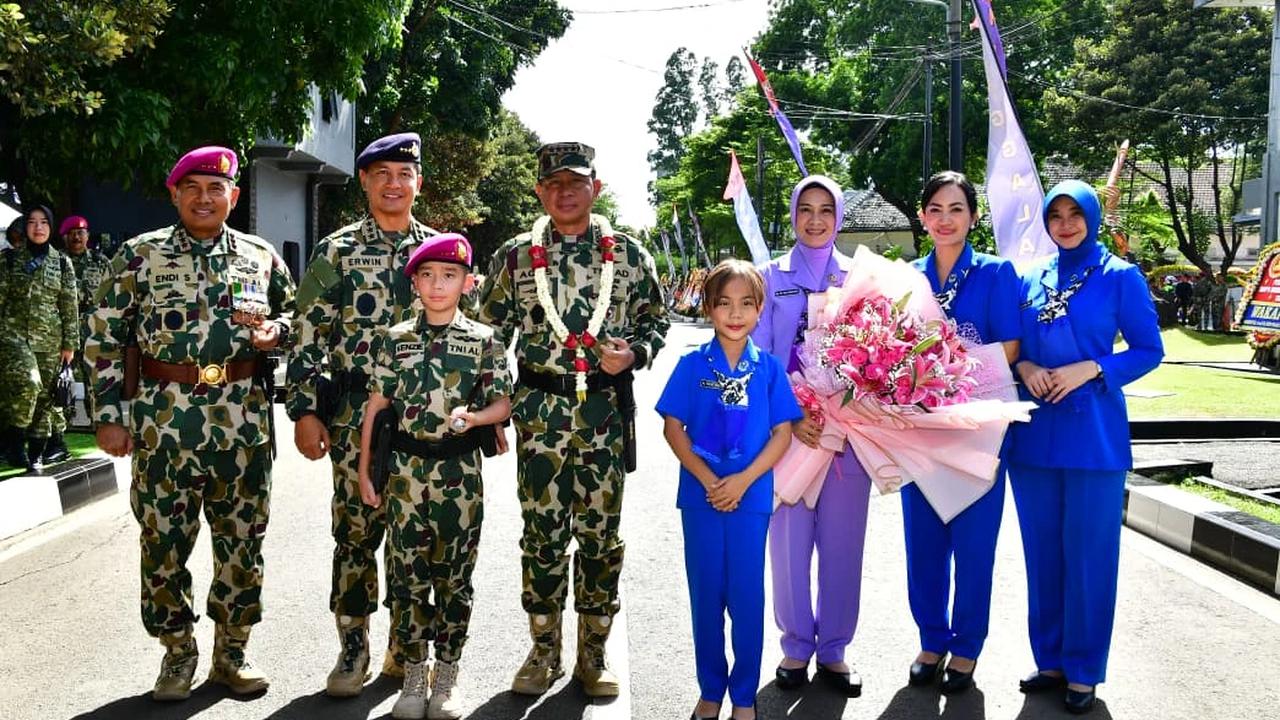 Panglima TNI Jenderal TNI Agus Subiyanto memimpin langsung upacara peringatan Hari Ulang Tahun ke-80 Korps Marinir TNI Angkatan Laut di Kesatrian Marinir Hartono Cilandak, Jakarta Selatan, Senin (17/11).