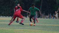 Duel pemain Timnas Indonesia U-16, Hamsa Lestaluhu dan pemain Top Skor U-16 di Lapangan Atang Sutresna,  Cijantung (10/5/2018).  Timnas Indonesia U-16 kalah 0-2. (Bola.com/Nick Hanoatubun)