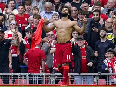 Pemain Liverpool Mohamed Salah melakukan selebrasi usai mencetak gol ke gawang Crystal Palace pada pertandingan Liga Inggris di Stadion Anfield, Liverpool, Inggris, Sabtu (18/9/2021). Liverpool menang telak 3-0. (AP Photo/Jon Super)