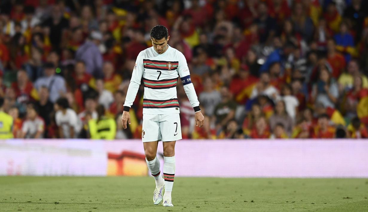 <p>Penyerang Portugal, Cristiano Ronaldo berjalan di lapangan saat bertanding melawan Spanyol pada pertandinga perdana Grup B Nations League 2022 di Stadion Benito Villamarin, di Seville, Spanyol, Jumat (3/6/2022). Spanyol bermain imbang dengan Portugal 1-1. (AP Photo/Jose Breton)</p>