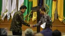 Mendagri Tjahjo Kumolo (kiri) bersalaman dengan Ketua Komnas HAM Nur Kholis usai menandatangani nota kesepahaman Pelaksanaan Tugas dan Fungsi dalam Bidang Pemajuan, Perlindungan dan Pemenuhan HAM, Jakarta, Senin (29/6/2015). (Liputan6.com/Faizal Fanani)