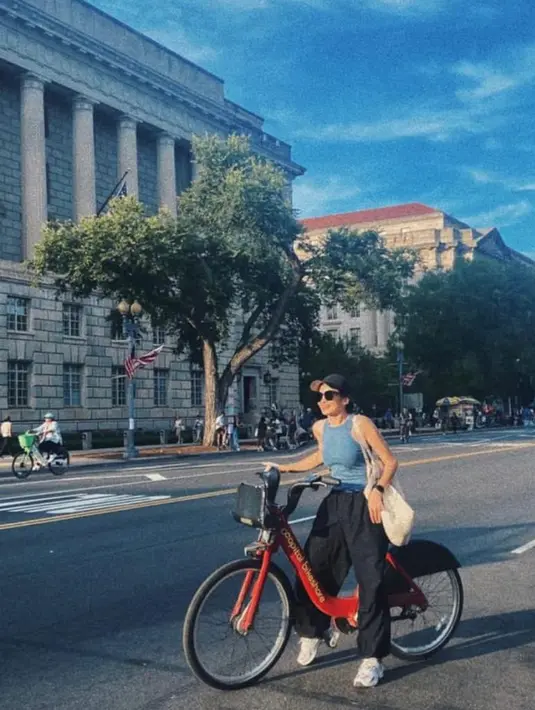 Penampilannya yang makin cantik dan kece setelah menikah pun tak luput dari sorotan. [Foto: IG/enzystoria].