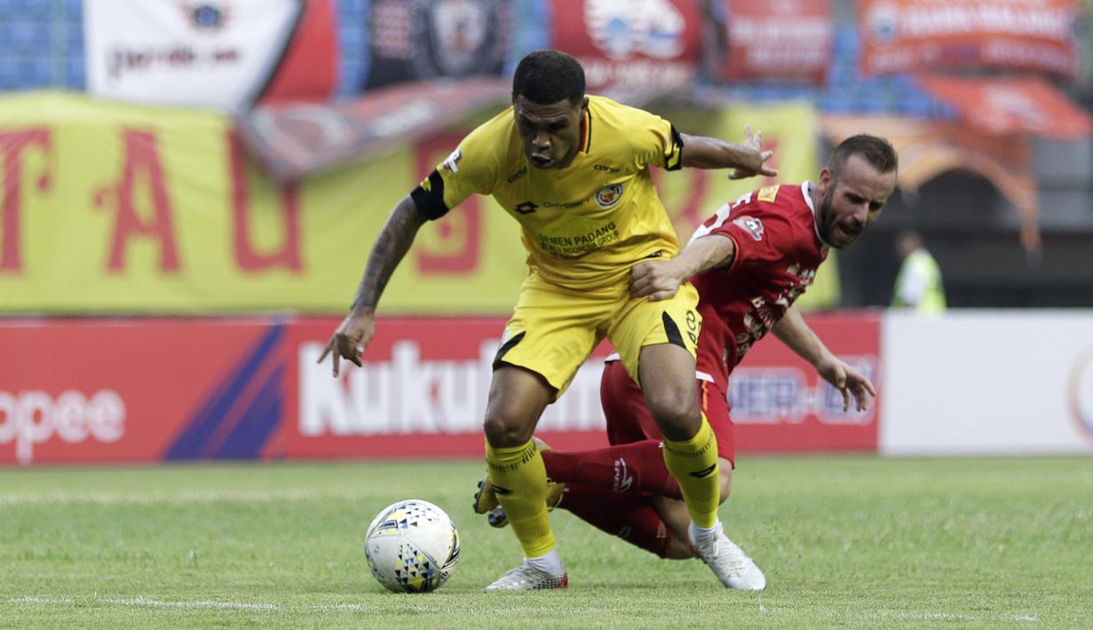 Gelandang Persija Jakarta, Joan Campasol, berebut bola dengan striker Semen Padang, Vendry Mofu, pada laga Shopee Liga 1 di Stadion Patriot Chandrabhaga, Bekasi, Rabu (16/10). Persija takluk 1-2 atas Semen Padang. (Bola.com/Yoppy Renato)