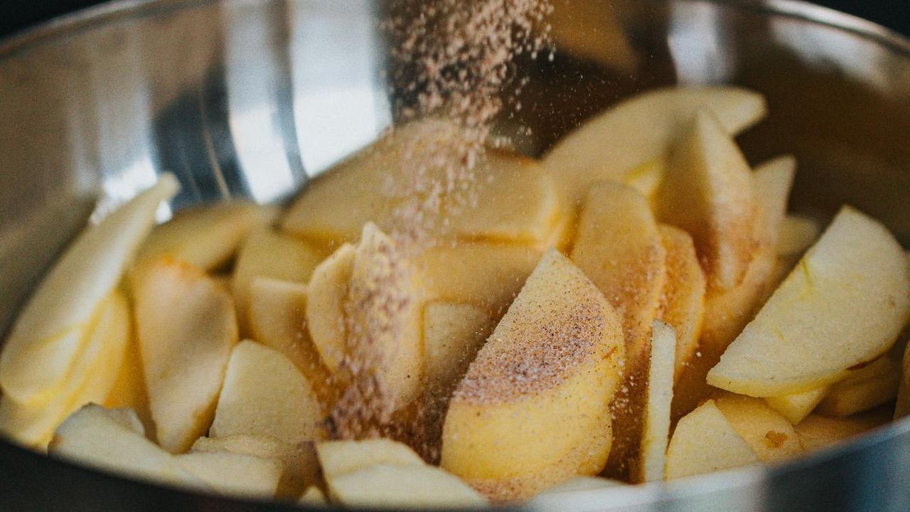 Kue kayu manis bisa menjadi pilihan camilan lezat untuk Anda dan orang-orang terdekat. Kayu manis sendiri adalah rempah aromatik dengan cita rasa yang khas. Kayu manis telah digunakan sejak zaman dulu sebagai penyedap masakan dan  penambah cita rasa pada 