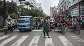 Seorang relawan mengatur lalu lintas jalan raya di Dhaka, Bangladesh, Selasa (6/8/2024). (AP Photo/Rajib Dhar)