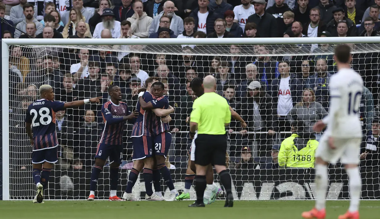 Selebrasi para pemain Nottingham Forest merayakan gol penyeimbang 1-1 ke gawang Tottenham Hotspur yang dicetak Chris Wood pada laga pekan ke-32 Premier League 2023/2024 di Tottenham Hotspur Stadium, London, Minggu (7/4/2024) malam. (AP Photo/Ian Walton)