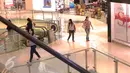 Sejumlah pengunjung tetap berbelanja dan beraktivitas seperti biasa di Mal Grand Indonesia, Jakarta, Jumat (15/1/2016). Pasca serangan teroris yang terjadi di Kawasan Thamrin tidak berdampak besar pada pusat perbelanjaan. (Liputan6.com/Angga Yuniar)