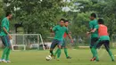 Penyerang timnas U22 Indonesia, Muchlis Hadi Ning Syaifulloh (kedua dari kiri) berebut bola saat berlatih di Lapangan Sutasoma, Halim Perdanakusuma, Jakarta, Selasa (3/3/2015). (Liputan6.com/Helmi Fithriansyah)