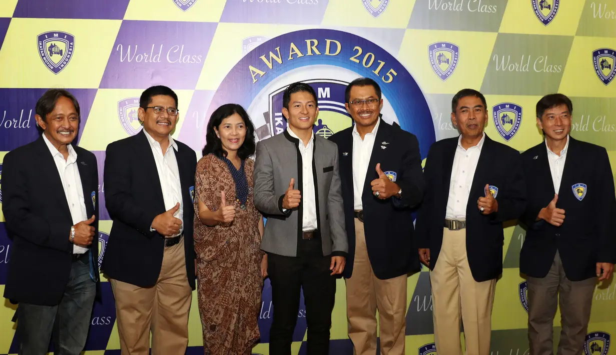Rio Haryanto  berfoto bersama pengurus IMI dari Daerah dan Ibunda Tercinta  Indah Pennywati usai menerima penghargaan pada acara IMI Awards di Hotel Borobudur, Jakarta, Kamis (17/12/2015). (Bola.com/Nicklas Hanoatubun)