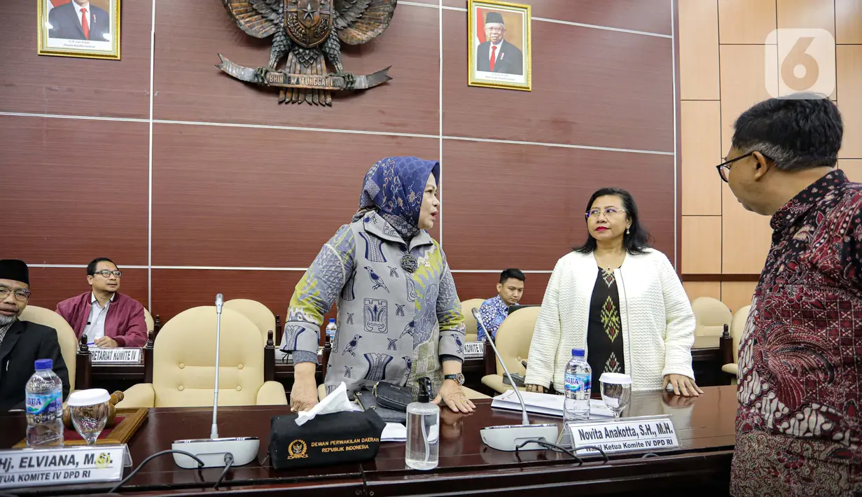 Ketua Komite IV DPD RI Elviana bersama Wakil Ketua PDD RI Novita Anakotta bersiap memimpin rapat kerja dengan Deputi Gubernur Senior Bank Indonesia Desty Damayanti. (Liputan6.com/Faizal Fanani)