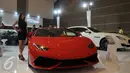 Seorang model bergaya di stand mobil Lamborghini yang dipamerkan di Indonesia International Motor Show 2015 di JI Expo Kemayoran Jakarta, Rabu (19/8/2015). Puluhan merek kendaraan ternama ikut ambil bagian dalam IIMS 2015.(Liputan6.com/Helmi Fithriansyah)