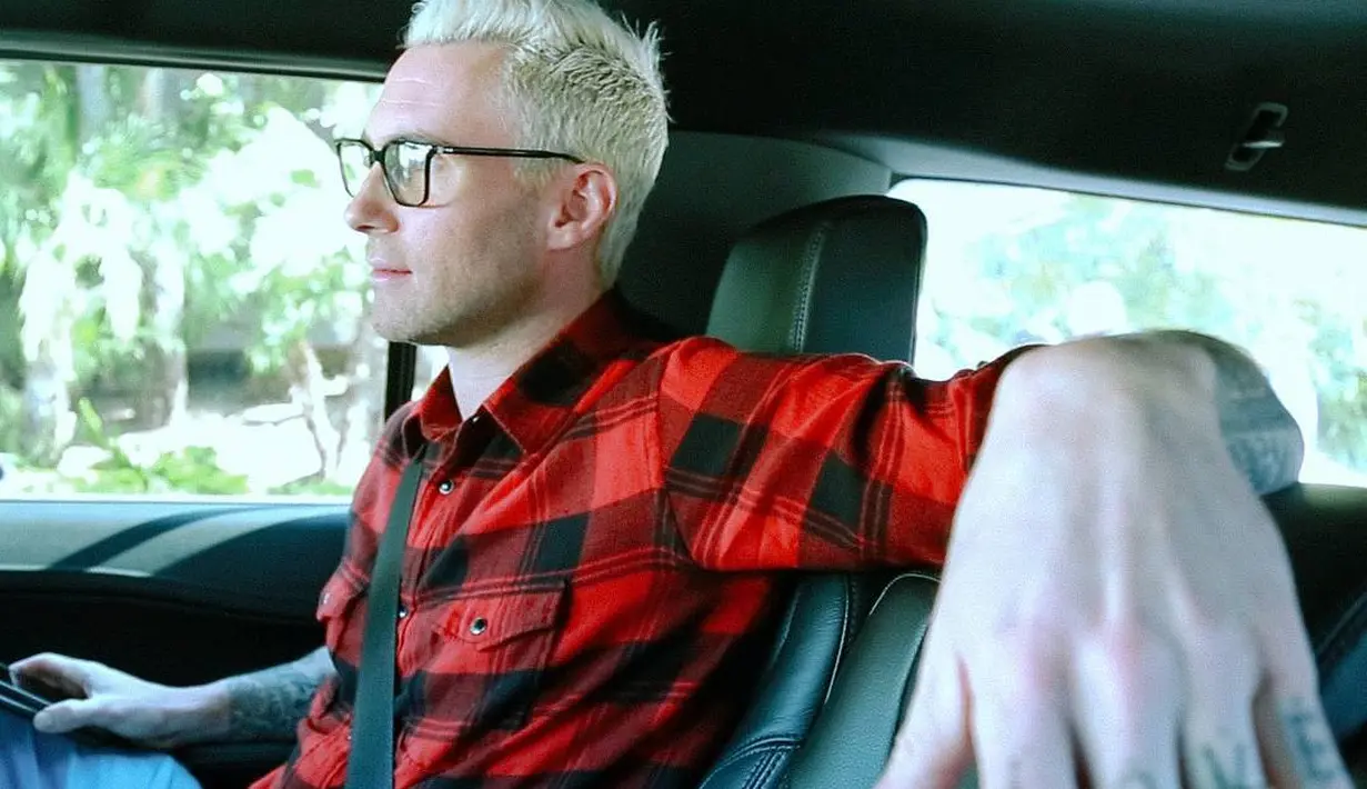 Adam Levine pernah mengatakan bahwa ia takkan memberikan tanda tangan pada perempuan jelek. (instagram/adamlevine)