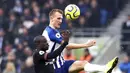 Pemain Brighton and Hove Albion, Dan Burn, berebut bola dengan gelandang Chelsea, N'Golo Kante, pada laga Premier League di Stadion AMEX, Rabu (1/1/2020). Kedua tim bermain imbang 1-1. (AP/(Gareth Fuller)